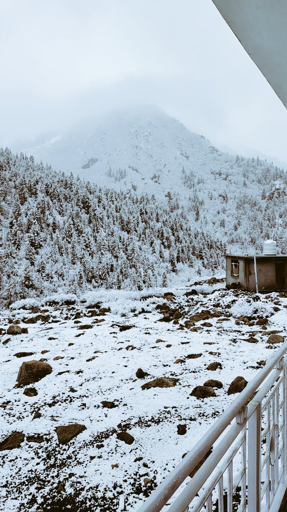 AashimaVerma4's tweet photo. The kind of #Mondayblues one needs! 🏔️🌨️☃️ https://t.co/clagZkh58d