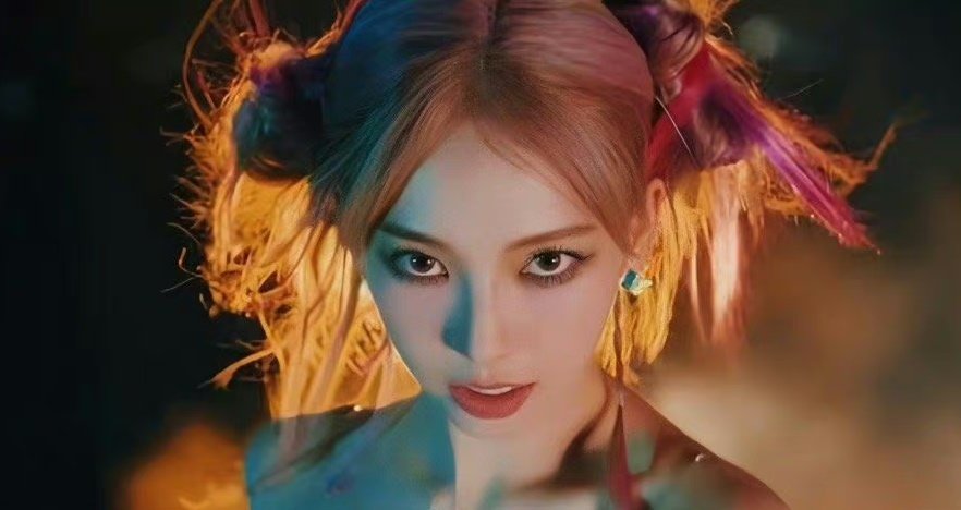 weibomelons's tweet photo. [Hot search] Netizens are in love with #KARINA's pink hair in #Aespa's 'Spicy' MV. https://t.co/4hUKZTFbvR