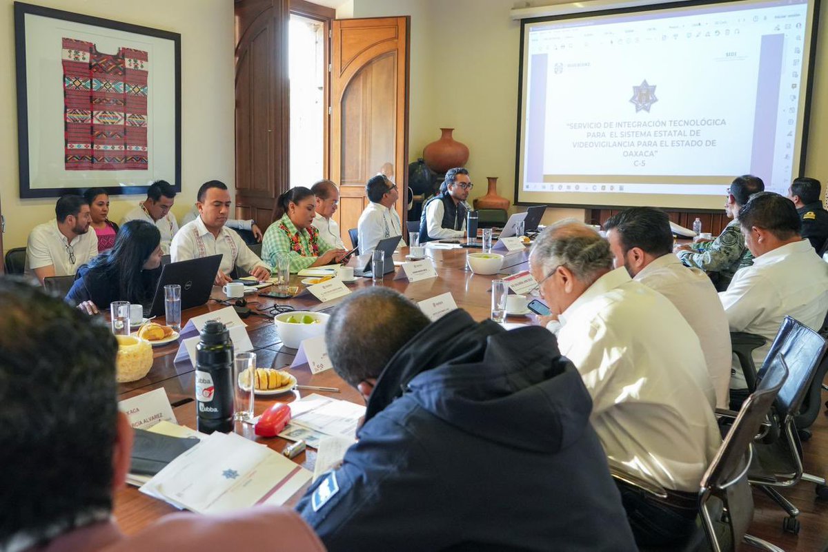 Las funcionarias y funcionarios de la #PrimaveraOaxaqueña, y de las instituciones de seguridad y procuración de justicia estatales, trabajamos de manera conjunta en la mesa de seguridad, para construir el Oaxaca con paz y justicia que el pueblo merece.