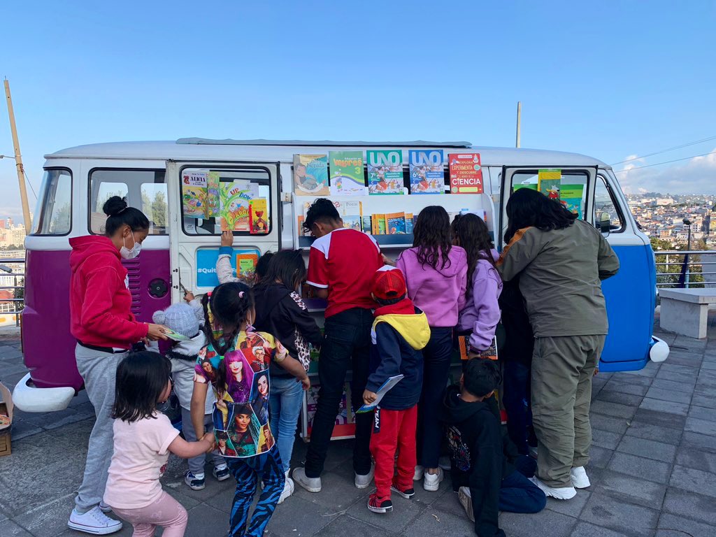 La única forma de sacar al país adelante es invirtiendo en educación, en educación y en educación.

Vamos a luchar para que la ciudad asigne presupuesto para #BibliotecasMunicipales. 

Bibliotecarios y voluntarios que ayuden a los niños a enamorarse de la lectura, que enseñen a