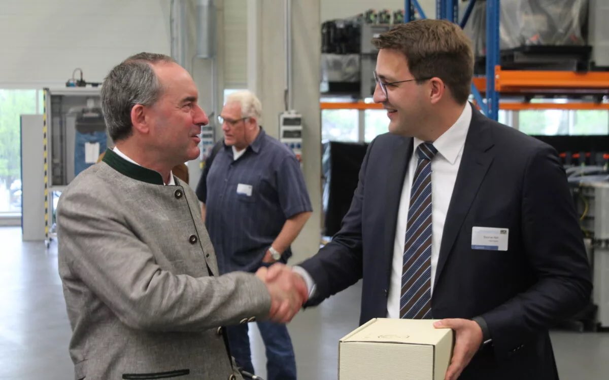 StephanNoll's tweet photo. Freue mich über den Besuch und Austausch mit @HubertAiwanger heute in Alzenau. Im Rahmen der Reihe „Regionale Runde Tische Energiewende“ waren wir bei @CMBlu_AG zu Gast. Alzenau ist auf dem Weg zur Vorzeigestadt beim Gelingen der Energiewende und Bayern unterstützt uns dabei! https://t.co/o6HlQkwPuz
