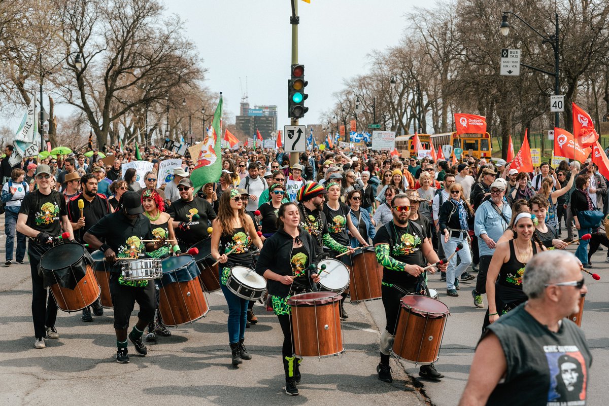 JourdelaTerreCa's tweet photo. [RETOUR EN IMAGES] Pour célébrer le #JourdelaTerre, le #22avril dernier nous étions des milliers dans les rues de #Montréal 👊  Nous avons marché pour la justice climatique et sociale dans la bonne humeur 🥁😊 mais ne nous arrêtons pas à cette seule journée pour agir! 🌎  #JDLT https://t.co/gfQZIZWvtE