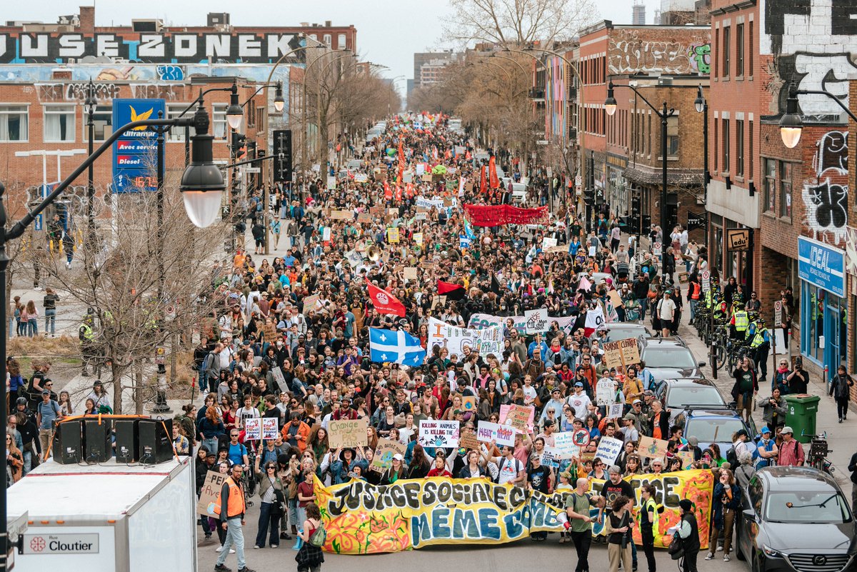 JourdelaTerreCa's tweet photo. [RETOUR EN IMAGES] Pour célébrer le #JourdelaTerre, le #22avril dernier nous étions des milliers dans les rues de #Montréal 👊  Nous avons marché pour la justice climatique et sociale dans la bonne humeur 🥁😊 mais ne nous arrêtons pas à cette seule journée pour agir! 🌎  #JDLT https://t.co/gfQZIZWvtE