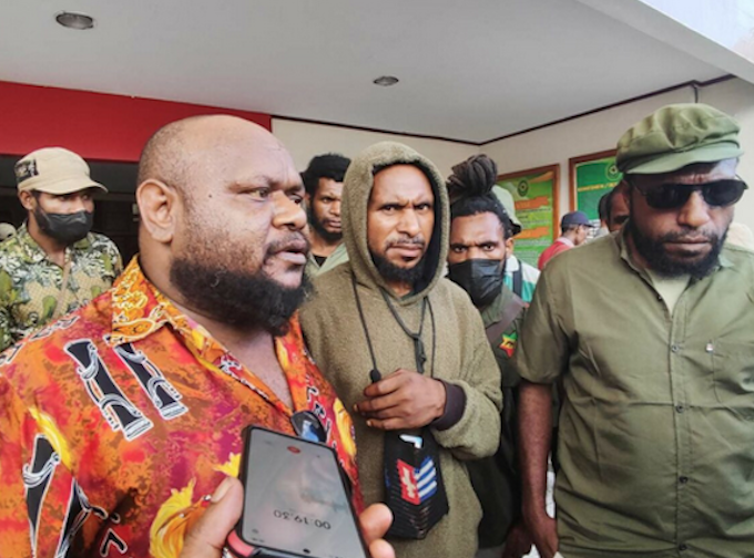 DavidRobie's tweet photo. Viktor Yeimo denounces Jakata’s ‘systemic racism’ in #Papua in his #treason case #defence #AsiaPacificReport @tabloidjubi #viktoryeimo #victoryeimo #WestPapua @westpapuamedia @westpapuanews @PACNEWS2 @WasukaEvan @USPWansolwara #humanrights #treasontrial
https://t.co/KAQmHuMyXm https://t.co/un306KPeH4