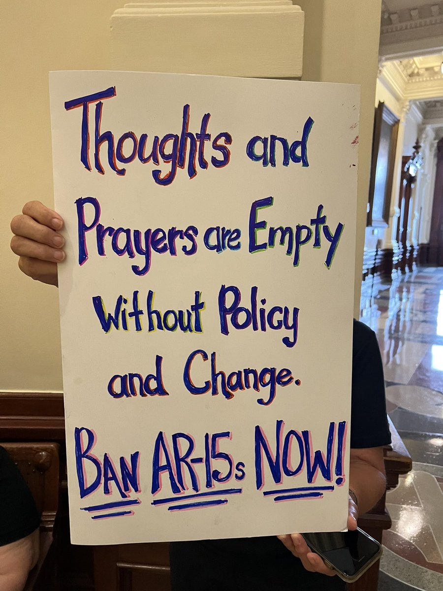 natalieontv's tweet photo. Now at the Capitol.
🧵 Two days after the #Allen shooting, and on deadline day for House Bill 2744 to receive a vote, @MomsDemand and families of the Uvalde shooting victims are preparing to gather in the Capitol’s rotunda. Updates here. #txlege @KVUE https://t.co/nZoKMAPWQ3