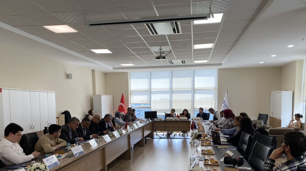 beratozipek's tweet photo. “Medyada Suriyeli Sığınmacılar” konulu çalıştayımız devam ediyor. Ayrımcılığa uğrayanların  sessizlik durumunu sona erdirmek ve medya korkusuna karşı çözüm aramak dahil, konuyu çok boyutlu olarak tartışıyoruz.
İstanbul Medipol Üniversitesi Akdeniz Araştırmaları Merkezi bünyesinde üretilecek raporu daha sonra paylaşacağız. @medarmedipol