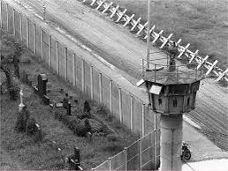 TheWizardOfIce's tweet photo. Appalling this sort of thinking still goes on in 2023 and, worse, @BBC frequently gives prominent members @AyoCaesar & @AaronBastani airtime.
1. Berlin Wall
2.Watchtower
3.Stalinrasen
4.Anti personnel mines
All designed to barbarically stop people leaving the #SuccessfulProject https://t.co/XOYk5W2UfN