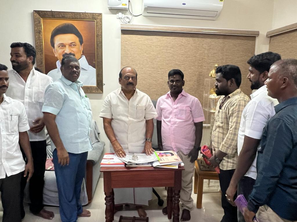 parveen_nisa's tweet photo. மாண்புமிகு தமிழ்நாடு ஊரக தொழில் துறை அமைச்சர் அண்ணன் திரு.@thamoanbarasan அவர்களை திருப்போரூர் ஒன்றிய குழு தலைவர் அண்ணன் திரு. @IdhayavarmanSrl Ex.MLA அவர்கள் சந்தித்து வாழ்த்து பெற்ற போது.,
#2YearsOfCMStalin #2YrsOfDravidianModel https://t.co/FRclVYThZa