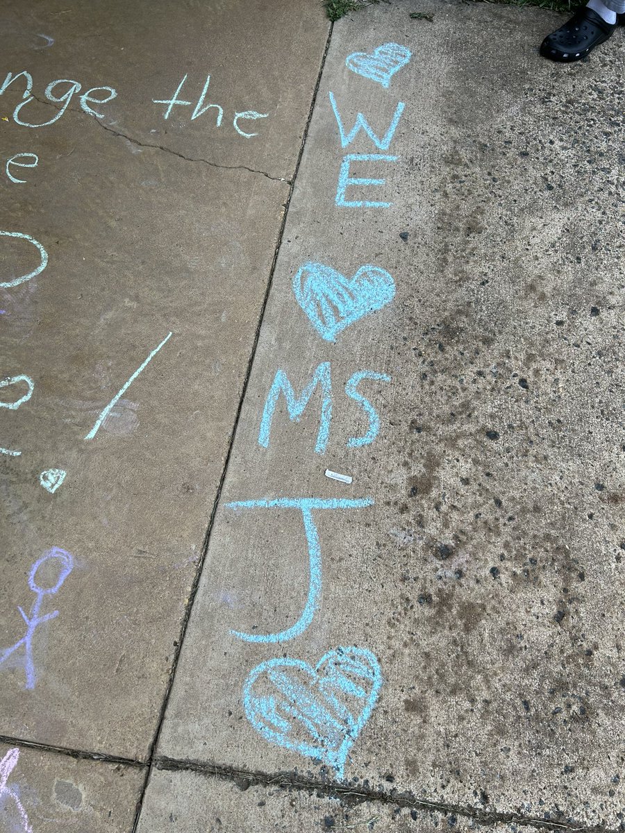 audrablack_'s tweet photo. Chalk the Walk on Sunday for #TeacherAppreciationWeek We 💜 you and appreciate you! @msjonovich @EmmaChaconED @itsMsAmey https://t.co/9K1ggJmON3
