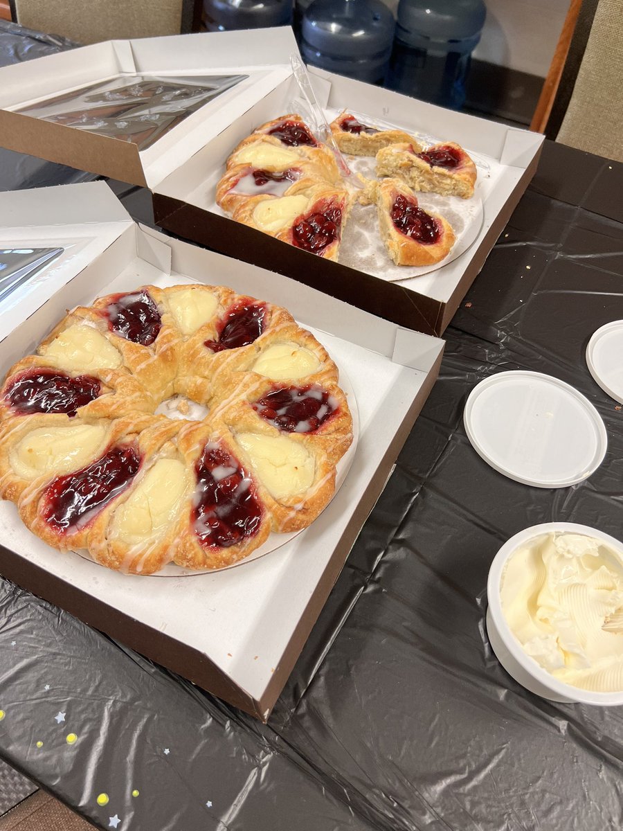 BuckeyeElem's tweet photo. Panera, sweets, and coffee to kick off Teacher Appreciation Week!  Thank you @buckeyepta 🍩 ☕️🌟 https://t.co/DzevnRtbDa