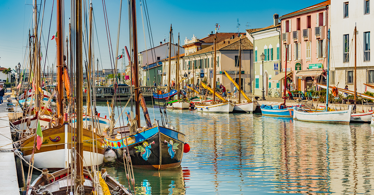 エミリア・ロマーニャ州の海沿いの6つの村を囲む海岸線は、視覚も味覚も満足させてくれる場所。 伝統的に受け継がれてきた漁法、郷土料理...絵画のような景色の中で、ゆったりバカンスを🏖️ 📍@ERTourism #ilikeitaly #InsiderTips #emiliaromagna #seaside #italianholiday