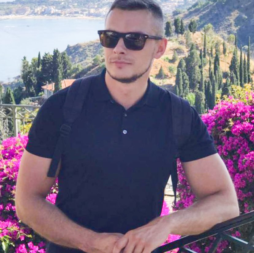 fpetitAN's tweet image. 1️⃣4️⃣9️⃣9️⃣ prisonniers politiques actuellement au Bélarus. Ne les oublions pas.

Un jour, un visage, un parcours ⚪️🔴⚪️

Aujourd’hui, Artsiom Liabedzka, détenu depuis le 28 mars 2023 car il a osé s’opposer pacifiquement au régime criminel de Lukashenka. Une vie brisée❗️👇🏻