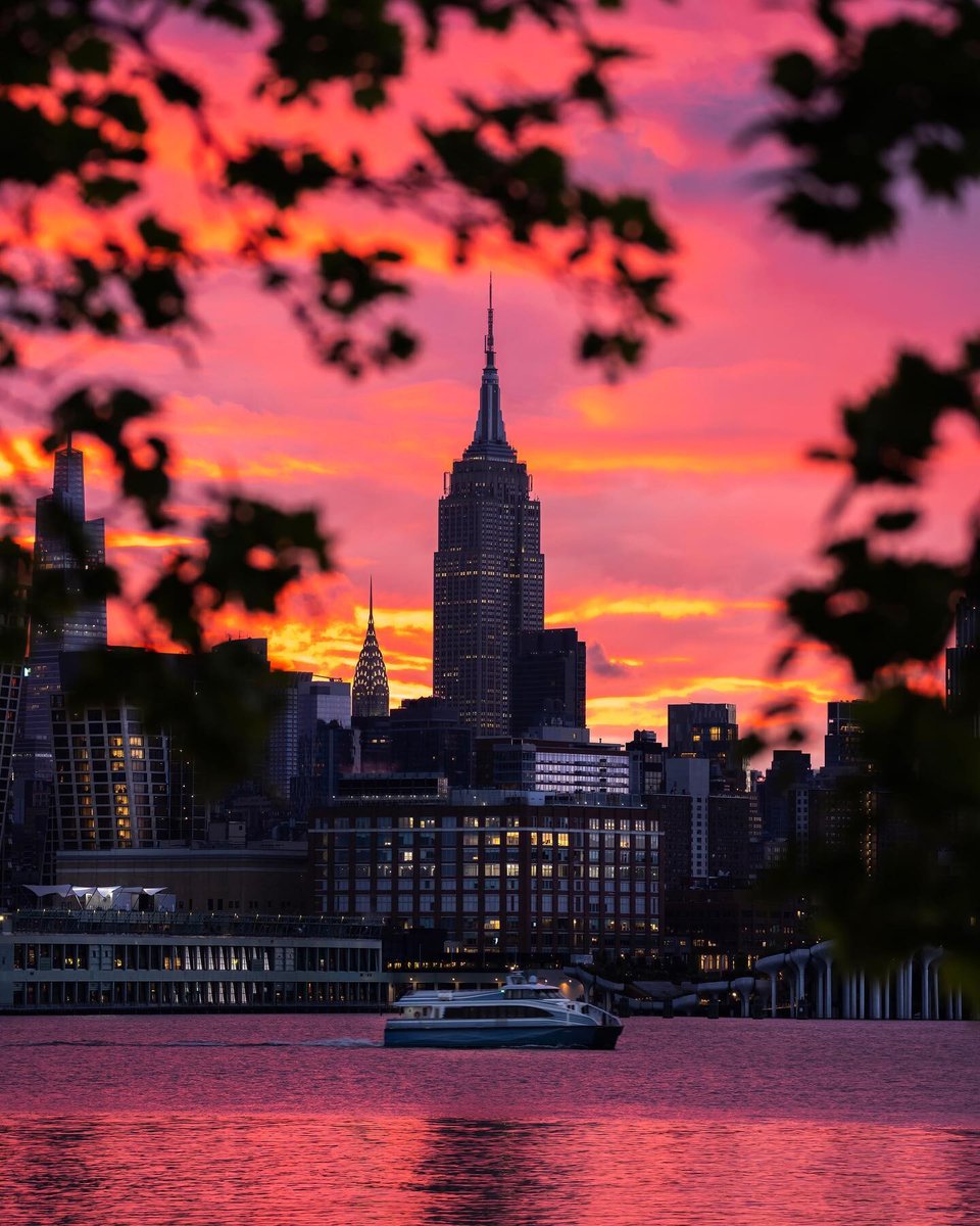 EmpireStateBldg's tweet photo. Tye-dye skies 

📷: @dantvusa https://t.co/uLXXhXiosY