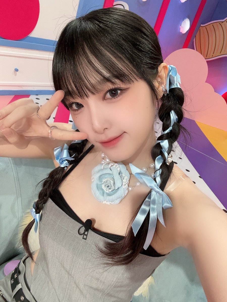 YENA_OFFICIAL's tweet photo. [📸YENA PIC]

23.05.08 #걸스나잇아웃

지구미 지구미! 지금..

아저씨. 저 지금 사랑스러운 
우리 예나 보고 있잖아요😤

우주 최강 귀염둥이 MC 예나 보는 건
아무도 막지 못해🤫🩵

#최예나 #예나 #YENA https://t.co/IEZxanAgCw