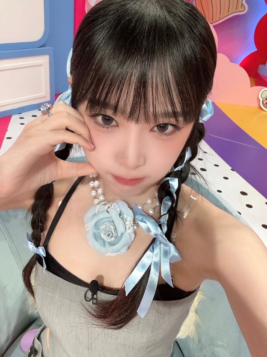 YENA_OFFICIAL's tweet photo. [📸YENA PIC]

23.05.08 #걸스나잇아웃

지구미 지구미! 지금..

아저씨. 저 지금 사랑스러운 
우리 예나 보고 있잖아요😤

우주 최강 귀염둥이 MC 예나 보는 건
아무도 막지 못해🤫🩵

#최예나 #예나 #YENA https://t.co/IEZxanAgCw