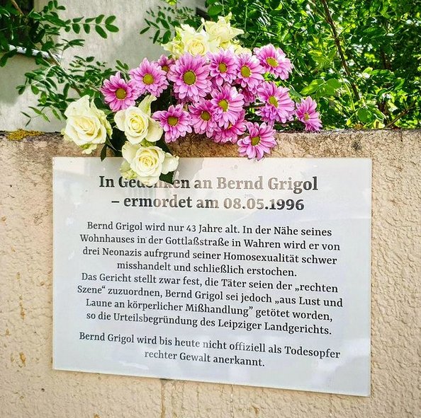 #Leipzig In Gedenken an Bernd Grigol 
Bernd Grigol wird nur 43 Jahre alt. In der Nähe seines Wohnhauses in #Wahren wird er von drei Neonazis schwer misshandelt und schließlich erstochen, weil sie seine Homosexualität nicht akzeptieren.
-> inventati.org/leipzig/?p=4307