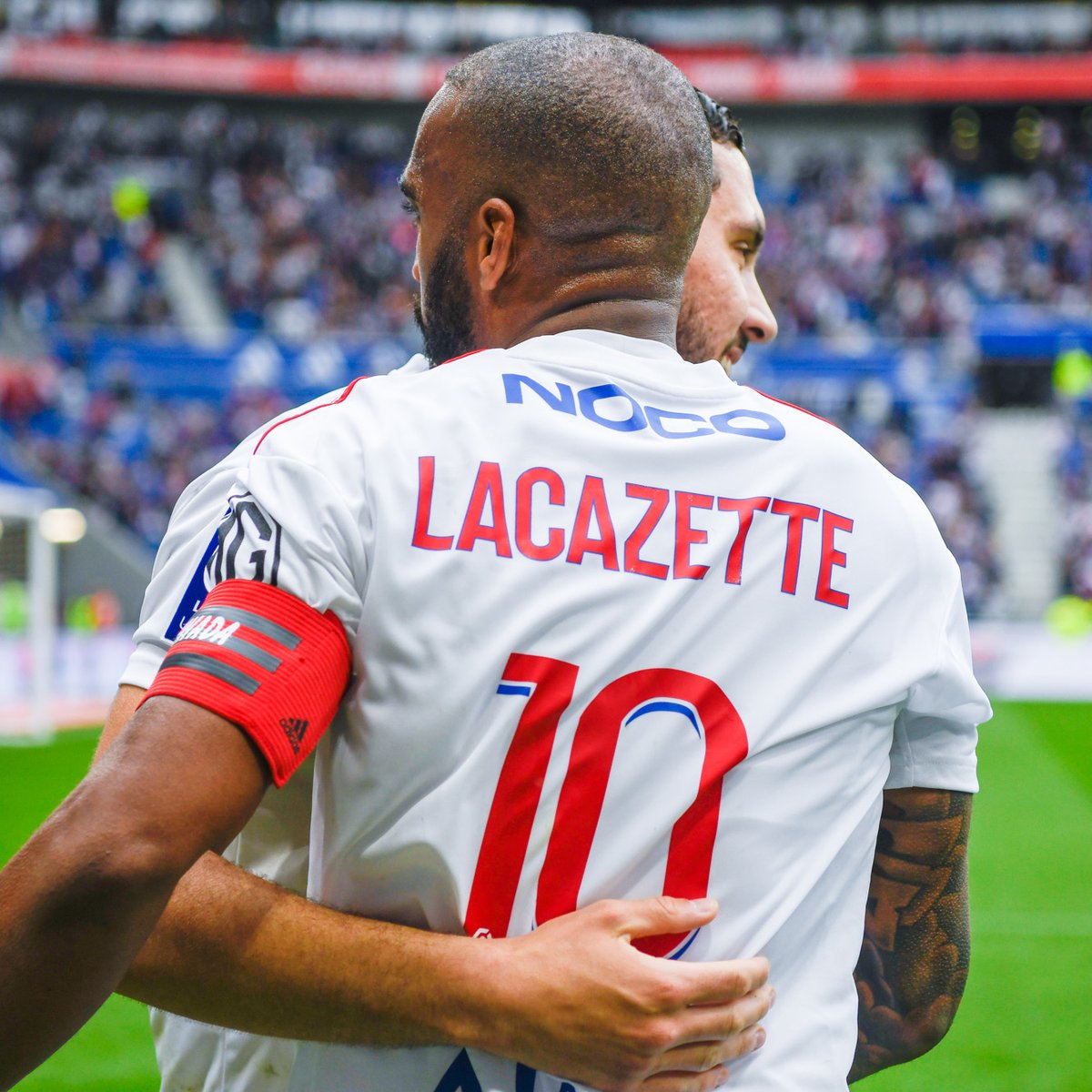 Notre partenaire majeur <a href="/noco/">NOCO®</a> vous offre un maillot de notre capitaine 𝗔𝗹𝗲𝘅𝗮𝗻𝗱𝗿𝗲 𝗟𝗮𝗰𝗮𝘇𝗲𝘁𝘁𝗲, Lyonnais du match #OLMHSC 🫡🔴🔵 

Pour participer :
❤️ Like ce tweet
📲 Follow <a href="/OL/">Olympique Lyonnais</a> 
💬 Tag un ami en commentaire