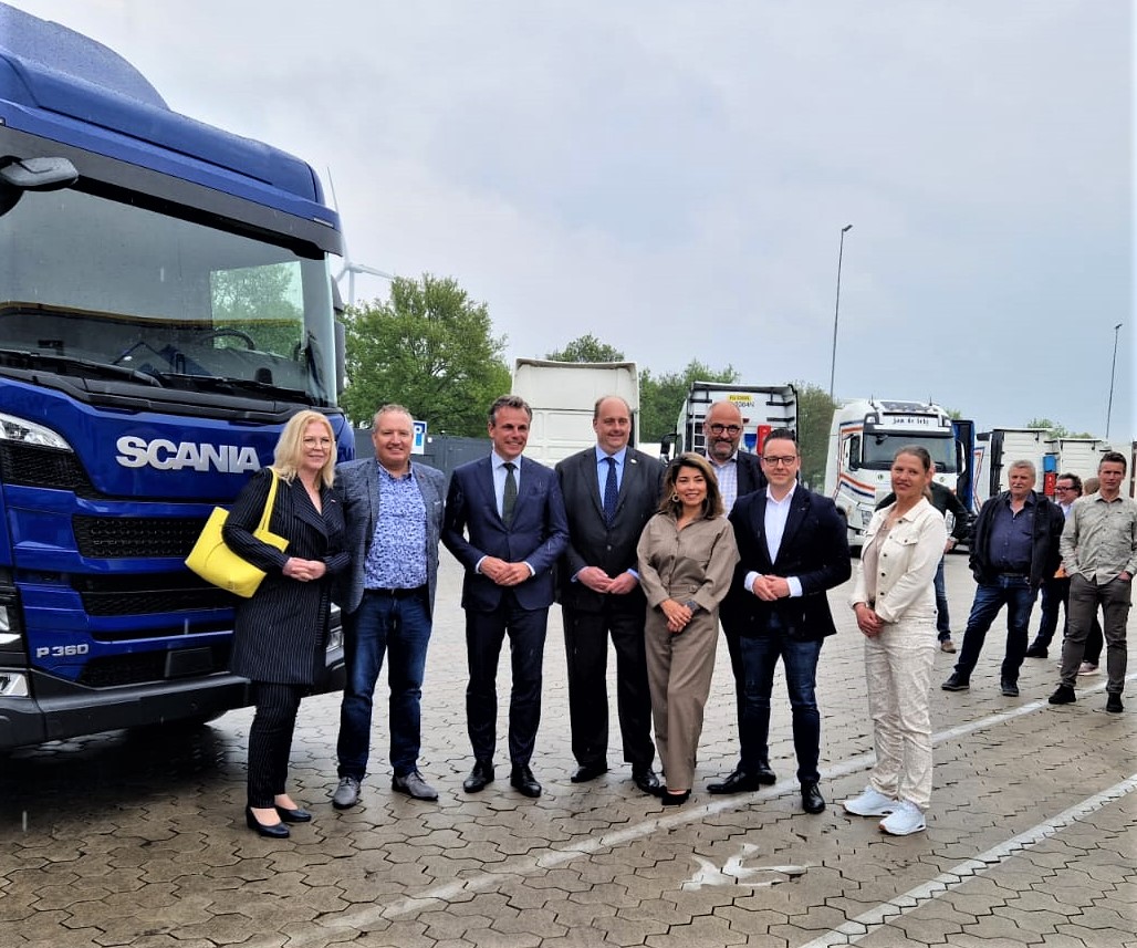 zeefNL's tweet photo. Bij opening Truckstop Venlo. 🚚🚛 Eerder al 210 extra beveiligde truckparkeerplaatsen geopend op Maasvlakte. De mannen en vrouwen achter het stuur verdienen een veilige plek om te eten en te rusten. Goede truckparkeerplaatsen versterken onze economie. @CINEA_EU #CEFTransport https://t.co/zLFbYCO3MW