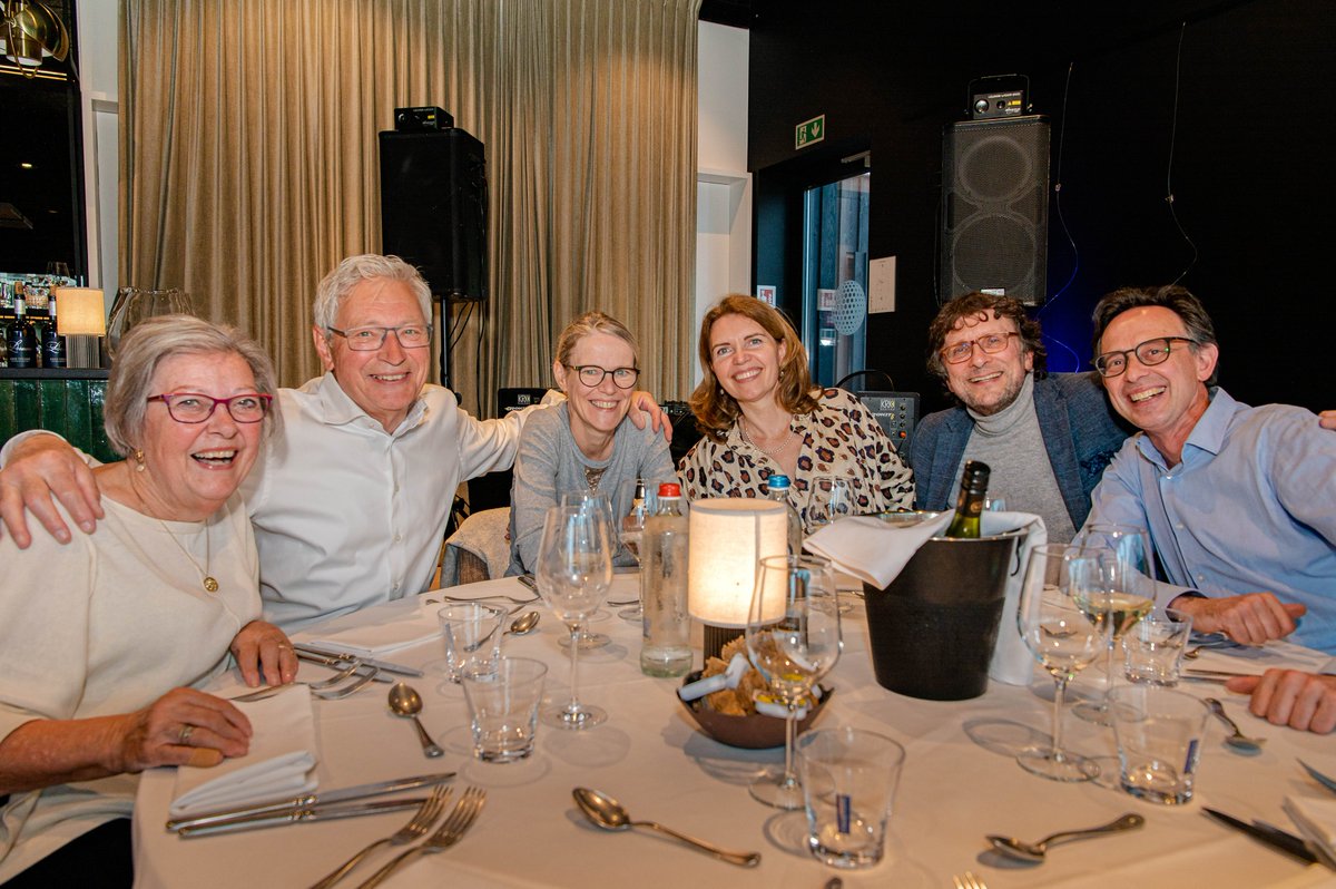 VVTtweets's tweet photo. Duidelijk veel sfeer, gezellige babbels en swingende danspasjes afgelopen vrijdag op de Lentekriebelsfuif van SC Antwerpen (TCA).
#vvt #studieclub #TCA #tandartsen https://t.co/ngcuggfZ9J