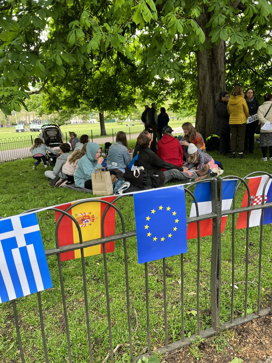 Delighted to attend the Europe Day picnic organised by <a href="/WeAreSettled/">Settled</a> <a href="/the3million/">the3million</a> &amp; <a href="/coesplondres/">Coalición de Españoles en Reino Unido</a> in London today. 
👏Thank you for your support to EU citizens and their families living in the UK.