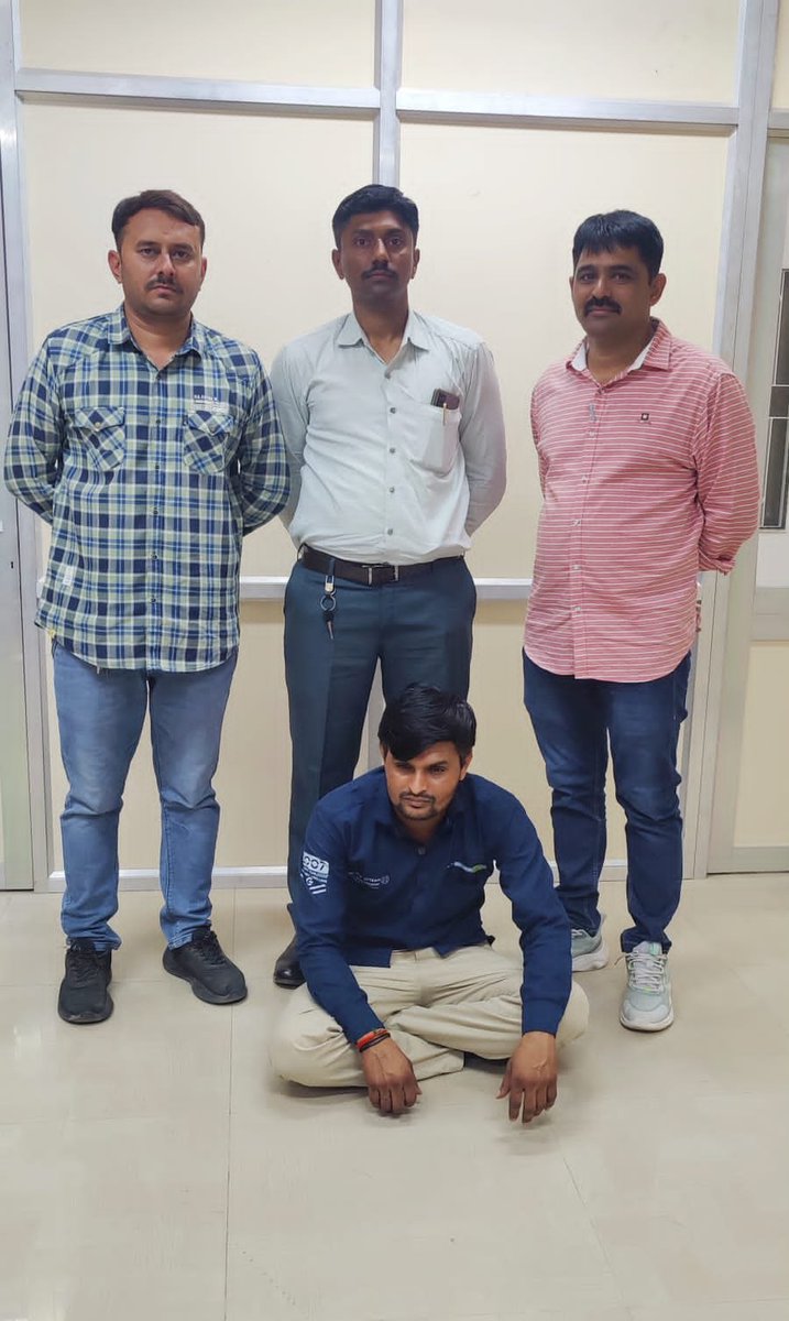 GujaratTak's tweet photo. ભાવનગર ડમીકાંડમાં એસ.ઓ.જી. એ વધુ એક આરોપીને ઝડપી લીધો. જિલ્લાના તળાજા તાલુકાના તરસરા ગામનો મનોજ પ્રાગજીભાઈ બારૈયા ઝડપાયો. અત્યાર સુધીમાં ડમિકાંડ પૈકી 16 આરોપીઓને પોલીસે ઝડપી પડ્યા
#Bhavnagar #Dummycandidatescam #Gujarattak https://t.co/vq3qtGzyeH