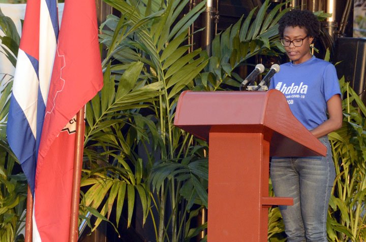 AylinAlvarezG's tweet photo. Como afirmó, en la fiesta obrera, Karen Urrutia Pérez, investigadora del @CIGBCuba, la juventud cubana no claudicará en sus principios, ni dejará caer el legado de invicto Comandante en Jefe Fidel Castro Ruz. #VivaCuba #UnaMejorJuventud @DiazCanelB @DrRobertoMOjeda @UJCdeCuba https://t.co/XQ6l9Mom0X