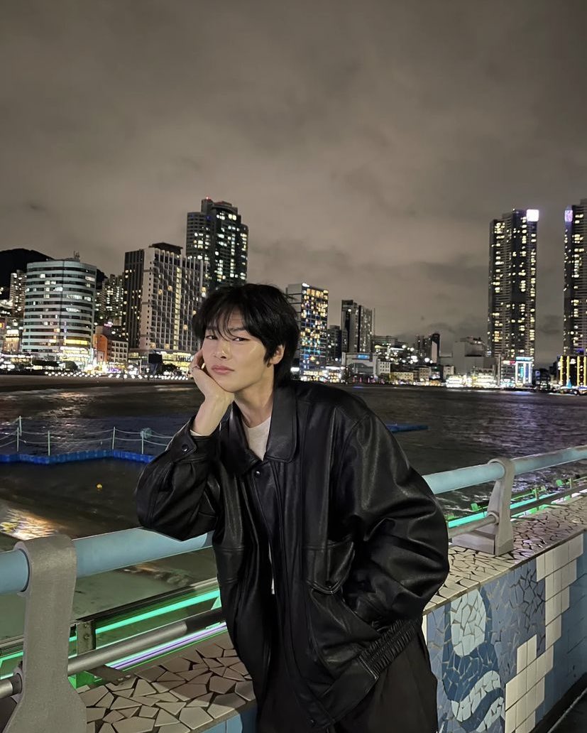 Jeongin posted on Instagram : “🌃
#StrayKids #STAY #IN스타그램 #🦊 ”