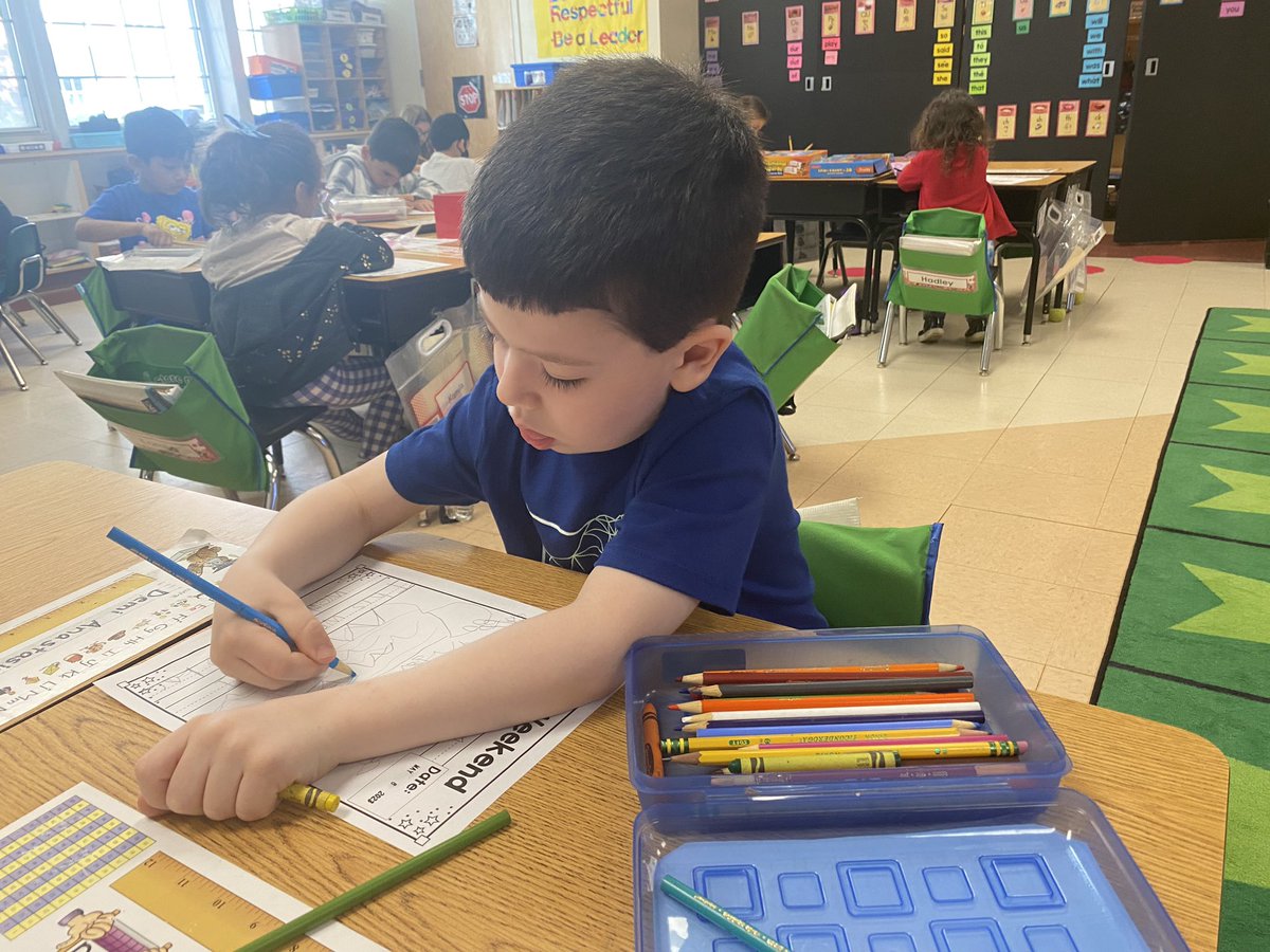 Sharing and writing our weekend news! <a href="/AlisonLButler/">Alison Butler</a> <a href="/MrsKirell/">Mrs. Kirell</a> <a href="/NorthSideEW/">North Side School</a> #ewlearns