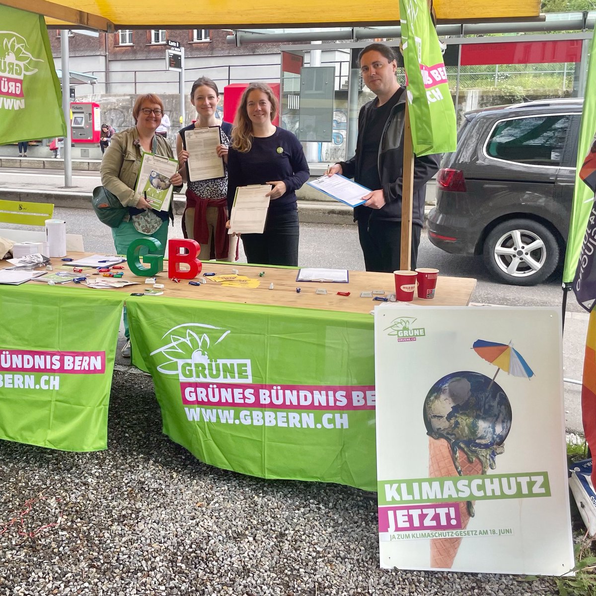 LesVertsSuisses's tweet photo. Ce week-end, nous récoltons des signatures pour l'initiative #FondsClimat. 🌍
Cette initiative vise à faire de la protection du climat & de la biodiversité une mission publique. 🌳🌻
➡ Signez maintenant ! 📝 https://t.co/0cy49o4jgf https://t.co/VdzVZGZg6d