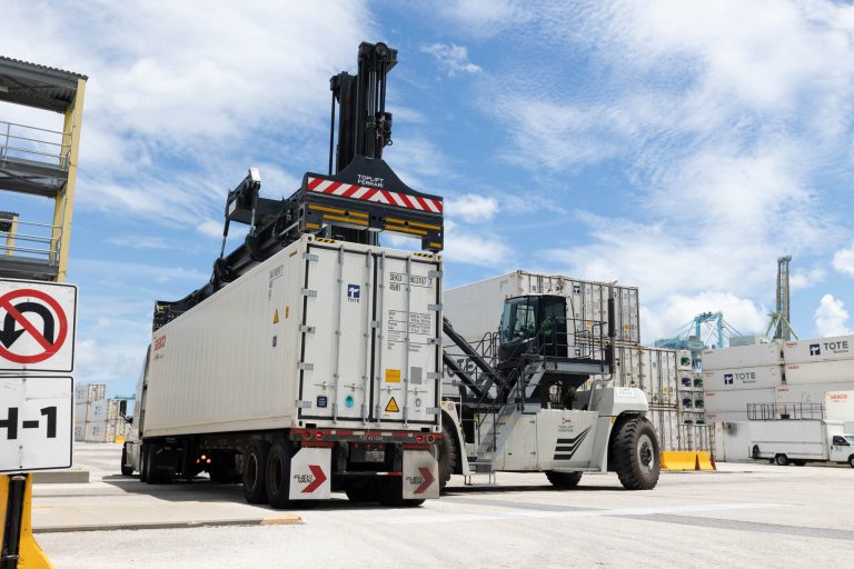TOTE_Maritime's tweet photo. Check out the latest #CargoBlog from #JAXPORT and learn more about how investments in infrastructure by the port and #TOTE drive the best customer experience in the trade at Florida's #1 container port. 

https://t.co/P2UXZL1ojK

#PRoudtoServePuertoRico #Xmarksthespot 📍🌊📦 https://t.co/Qz41P0qEc8