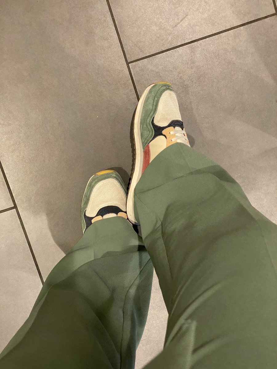 And of course - not doing all of this in heels. Let’s bring out the nice and comfy sneakers! With a venue this huge I’ll be presenting in my very comfy #HOFF sneakers 
#NormalizeComfyShoes #DDW2023