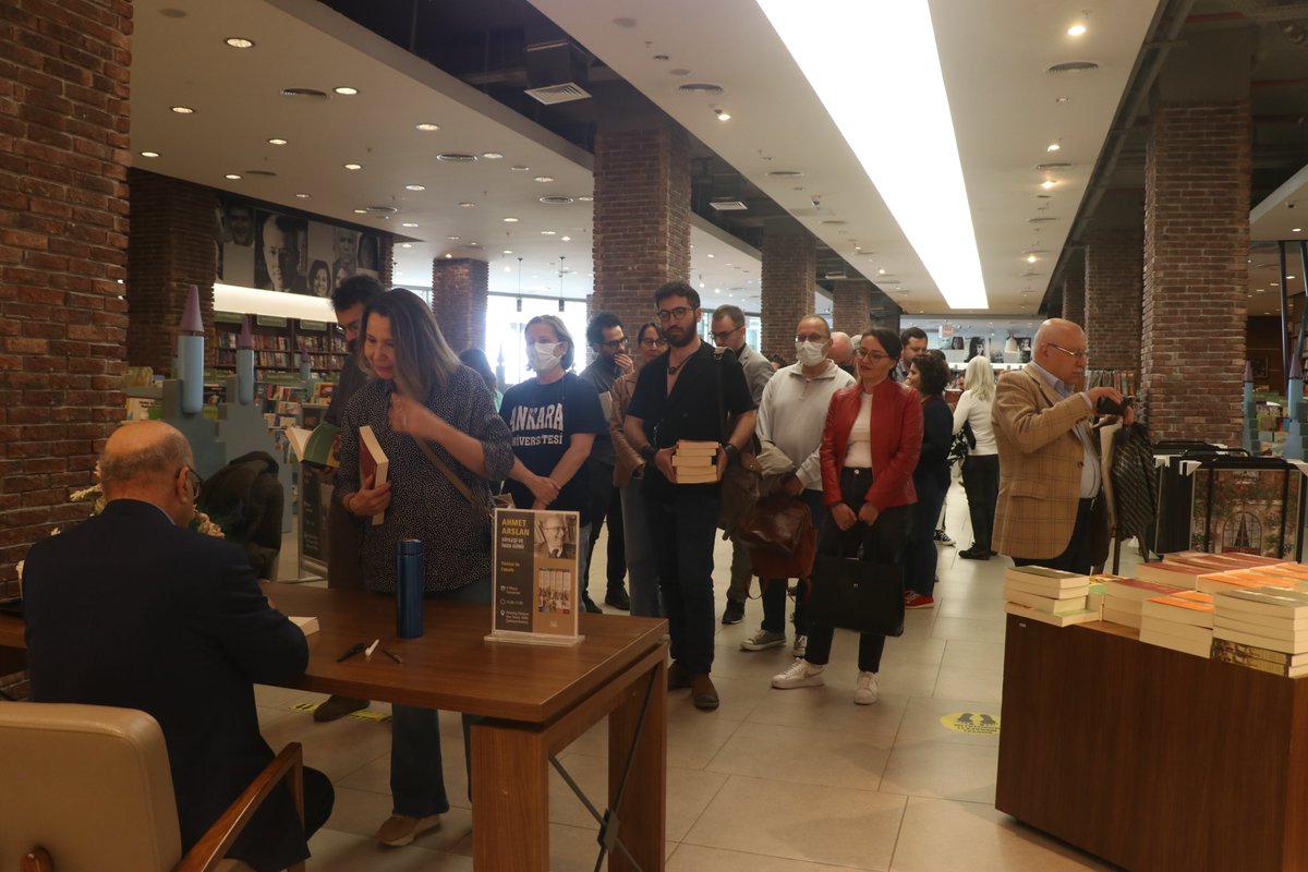 Arkadaş Kitabevi One Tower Avm mağazamızda 6 Mayıs Cumartesi günü düzenlenen Ahmet Arslan İmza Günü ve Türkiye'de Felsefe adlı söyleşimize ilgi gösteren tüm okurlarımıza teşekkür ederiz.