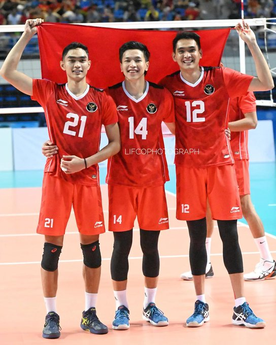 ngartimeren's tweet photo. Harusnya tim lawan tau gimana ultinya kalo trio ini bersatu. (Doni, Farhan, Rivan)

Medali Emas untuk Indonesia 👏👏

#SEAGames2023  
#volleyball https://t.co/W2ihbPMx3E