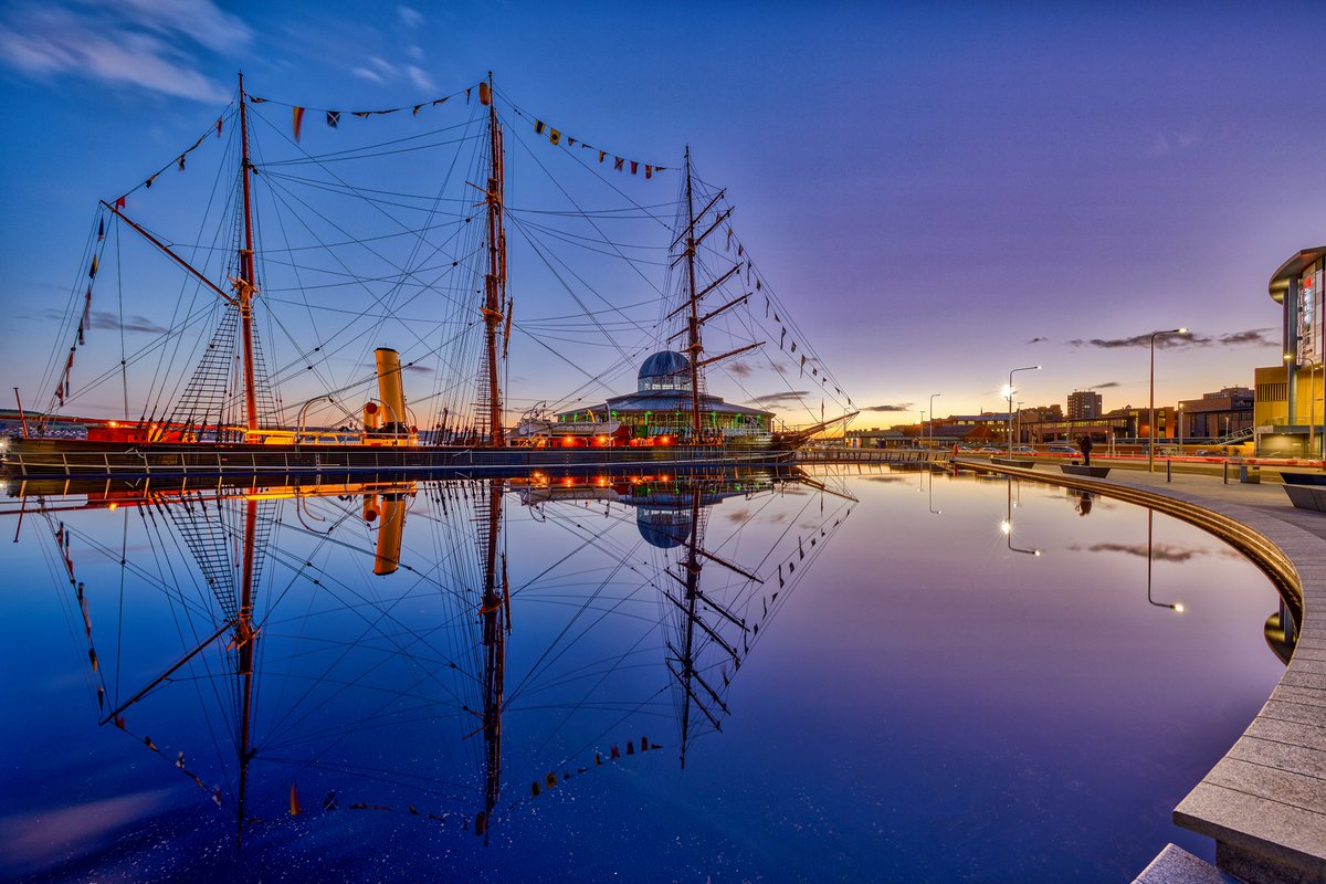 An old image of the RRS Discovery (@DiscoveryDundee) reflected in the water outside the V&A Dundee (@VADundee) that I hadn't posted before... 

#Dundee #Scotland @visitdundee1 @DundeeCulture @dundeecity @DundeeCouncil