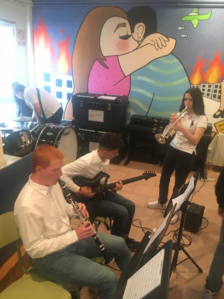 fleuressentiel3's tweet photo. La banda de música del @IESRamonyCajalV ha recibido a nuestros invitados alemanes, franceses, italianos y filandeses. Como siempre, un placer escucharos 🎶👏👏 https://t.co/TNfIn9i4GG