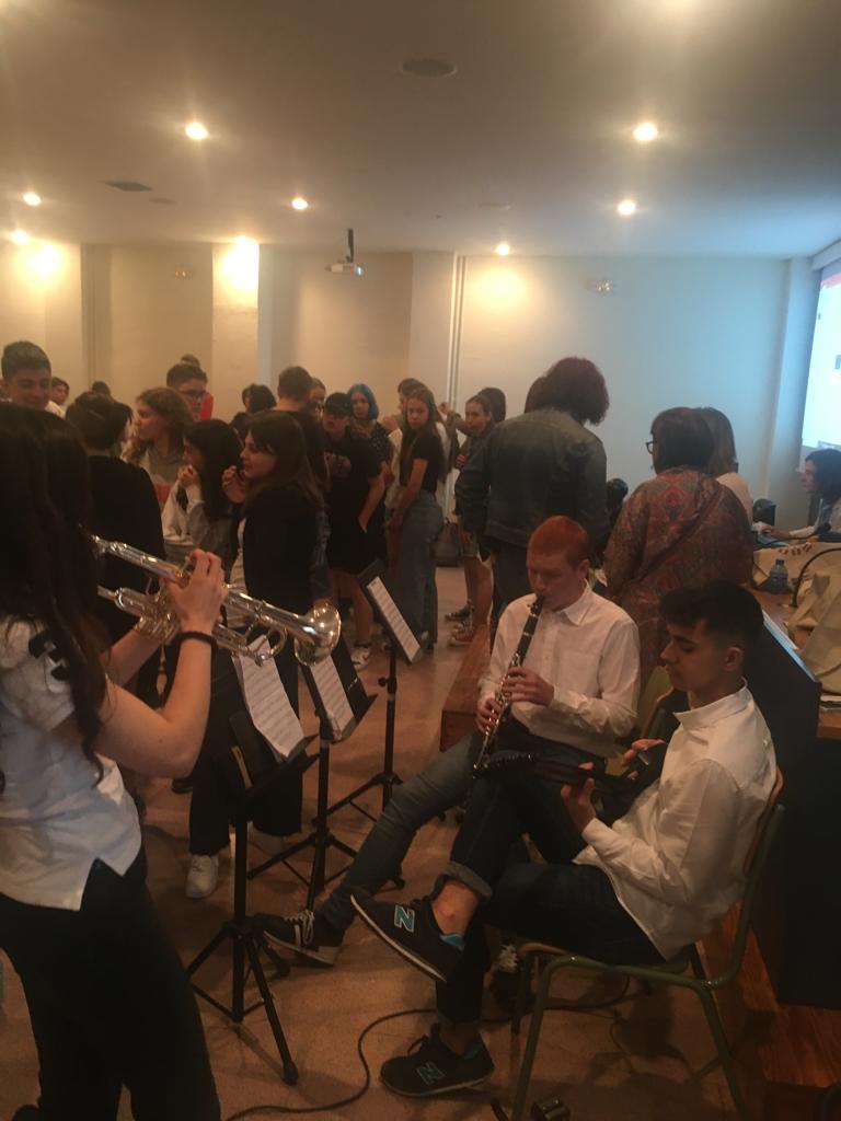 fleuressentiel3's tweet photo. La banda de música del @IESRamonyCajalV ha recibido a nuestros invitados alemanes, franceses, italianos y filandeses. Como siempre, un placer escucharos 🎶👏👏 https://t.co/TNfIn9i4GG