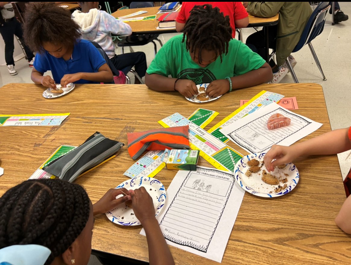 In Ms. Lee’s 3rd grade class, students enjoyed learning about fossils in Science. They used cookies and tooth picks to enact being archeologists discovering fossils by excavating chocolate chips out of the cookies with tooth picks. #CelebrateFonde <a href="/MobilePublicSch/">MobilePublicSchools</a>