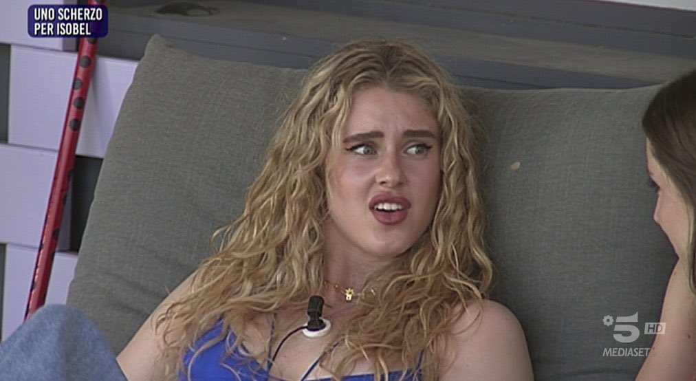 fineelinexwalls's tweet photo. le espressioni di isobel più belle dello scherzo stesso sto morendo #amici22 https://t.co/AH6lwHp7WM