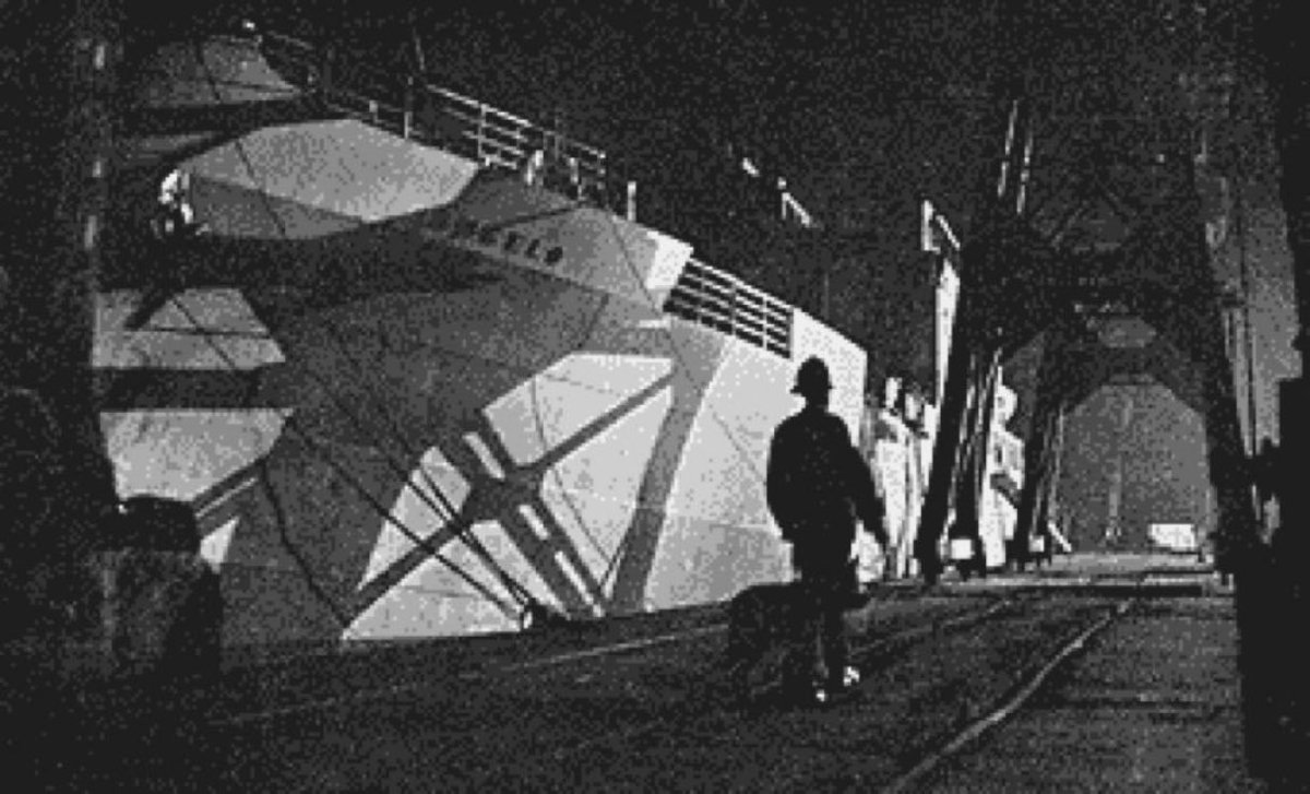 5:10pm TODAY on <a href="/TalkingPicsTV/">Talking Pictures TV</a>

The 1950 documentary film🎥 “Berth 24” directed by #JBHolmes &amp; written by #MontaguSlater

The first film by the British Transport Film Unit. Set in the Hull Docks, it describes the 'turn around' of the steamer S.S. Bravo

👉 screenonline.org.uk/film/id/705128…