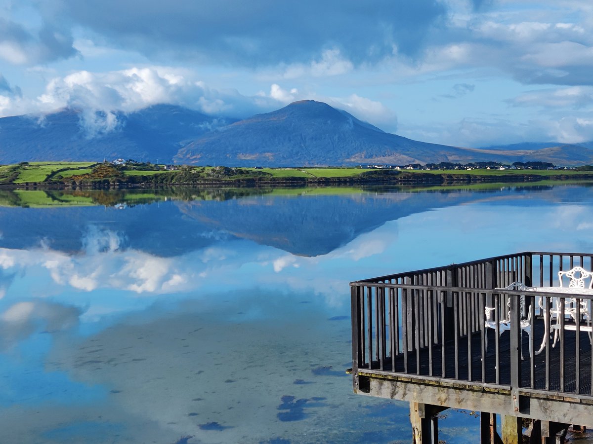 ehither's tweet photo. @SarahjevsEvans Barrow House front garden, County Kerry Ireland https://t.co/Pi9qjvBIfB