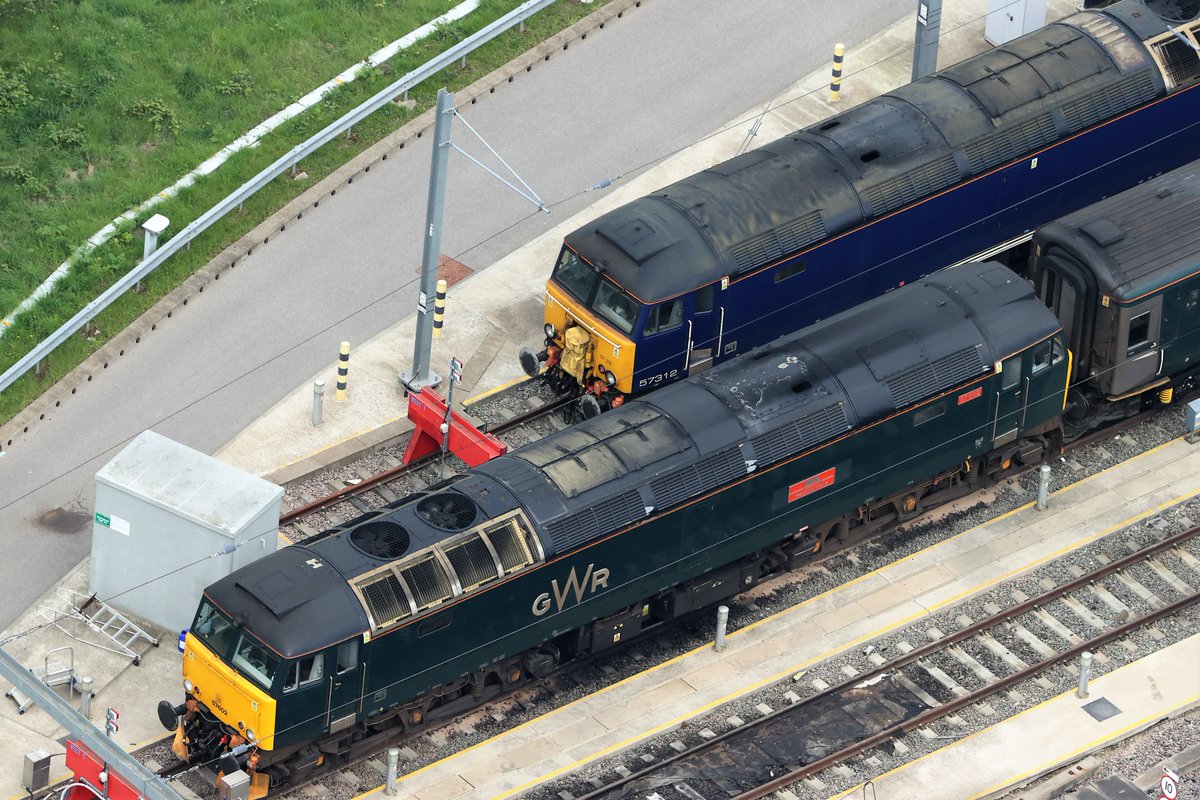 helisean's tweet photo. There more than just the Caledonian Sleeper, there's also the Night Riviera from Paddington to Penzance with some old school haulage. @GWRHelp https://t.co/0Imj4F8WVF