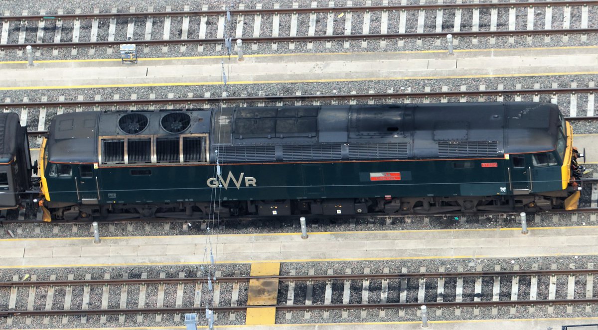 helisean's tweet photo. There more than just the Caledonian Sleeper, there's also the Night Riviera from Paddington to Penzance with some old school haulage. @GWRHelp https://t.co/0Imj4F8WVF