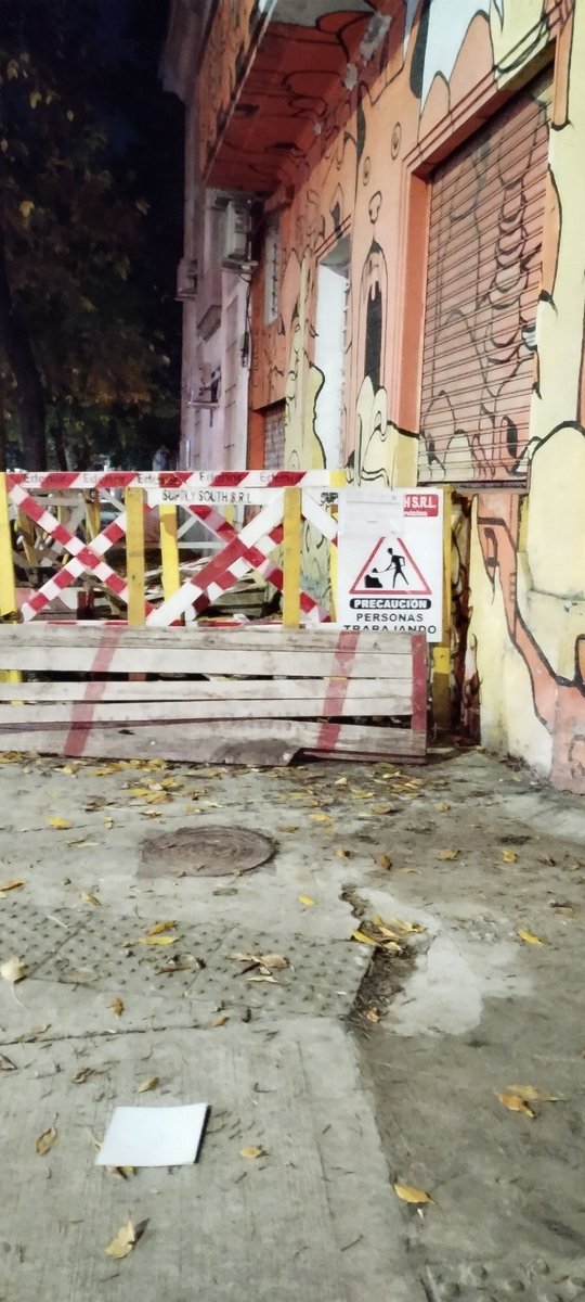 prensaalbert's tweet photo. #AySA 
#tercerizados
#espaciopúblico
#cgp13 
#comuna13 
#quiencontrola
#gcba
#Colegiales 
Zapiola, Cramer, J.Newbery, Lacroze por donde pasa AySa y sus tercerizados 🤷veredas sin protecciones adecuadas #loatamosconalambre https://t.co/KDOo1kvpZ8