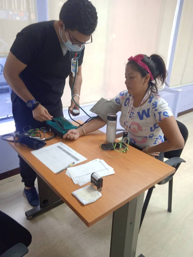 gmhogarespatria's tweet photo. #Fotos 📸 Así se lleva a cabo la jornada de salud Integral que se está realizando en la sede de @BanMujer_Ofi, para brindar atención médica a las trabajadoras y trabajadores de la Fundación Gran Hogares de la Patria 🏠
#ConMaduroMásCerca https://t.co/jpD3NnkHt7