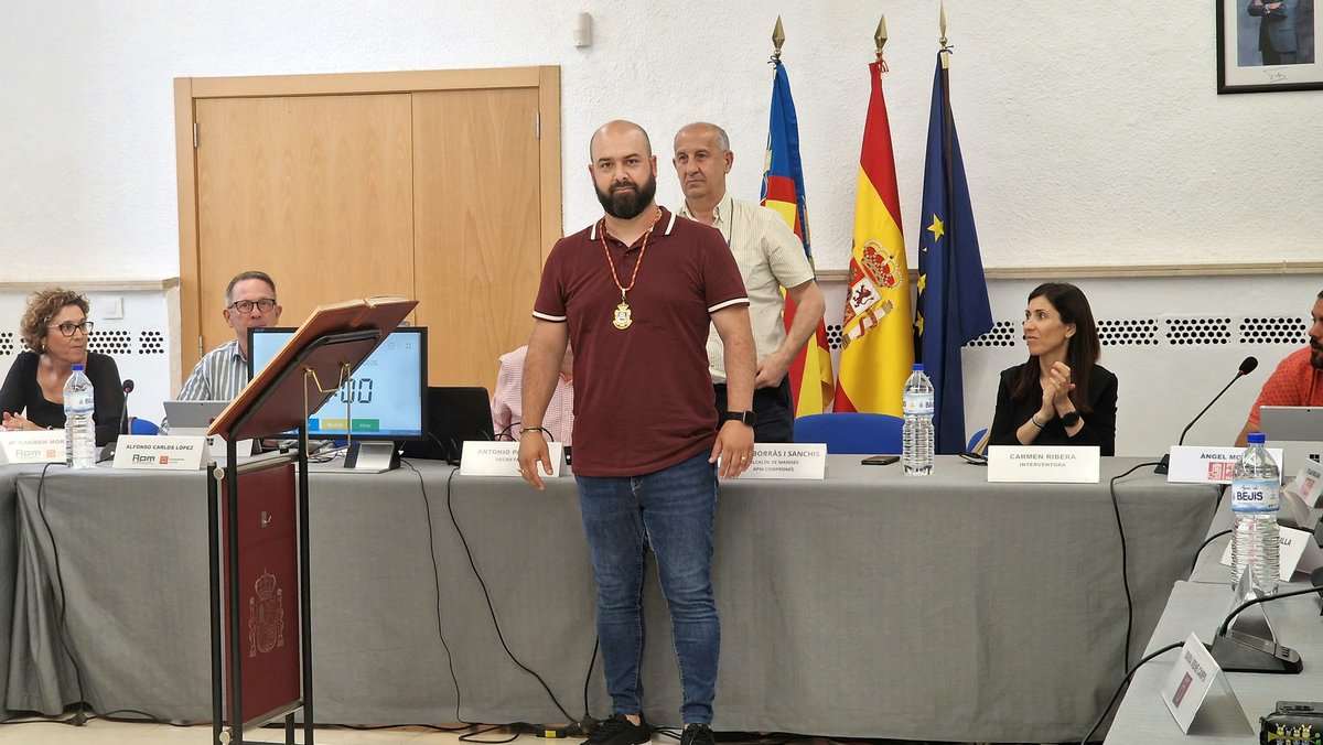 CsManises's tweet photo. En el Pleno Extraordinario celebrado hoy en el Ayuntamiento de Manises, nuestro compañero Juan Antonio Ferreruela ha jurado su cargo como concejal de #Manises.
Enhorabuena Juan. https://t.co/yFLmpe46cX