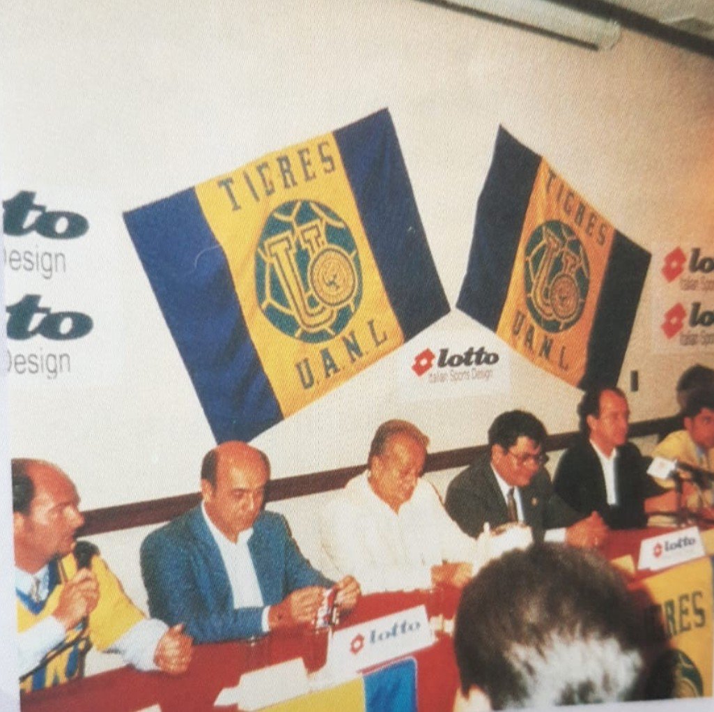 TigresJersey's tweet photo. En la 1994-1995, @umbro/@UmbroMex vistió a @TigresOficial, además de #Vicmar y #Afghans.

Pero el que tenía medio pie en el equipo era la marca italiana @lottosport.

No sabemos como hubiera sido pero… https://t.co/XKfkIiZsiv