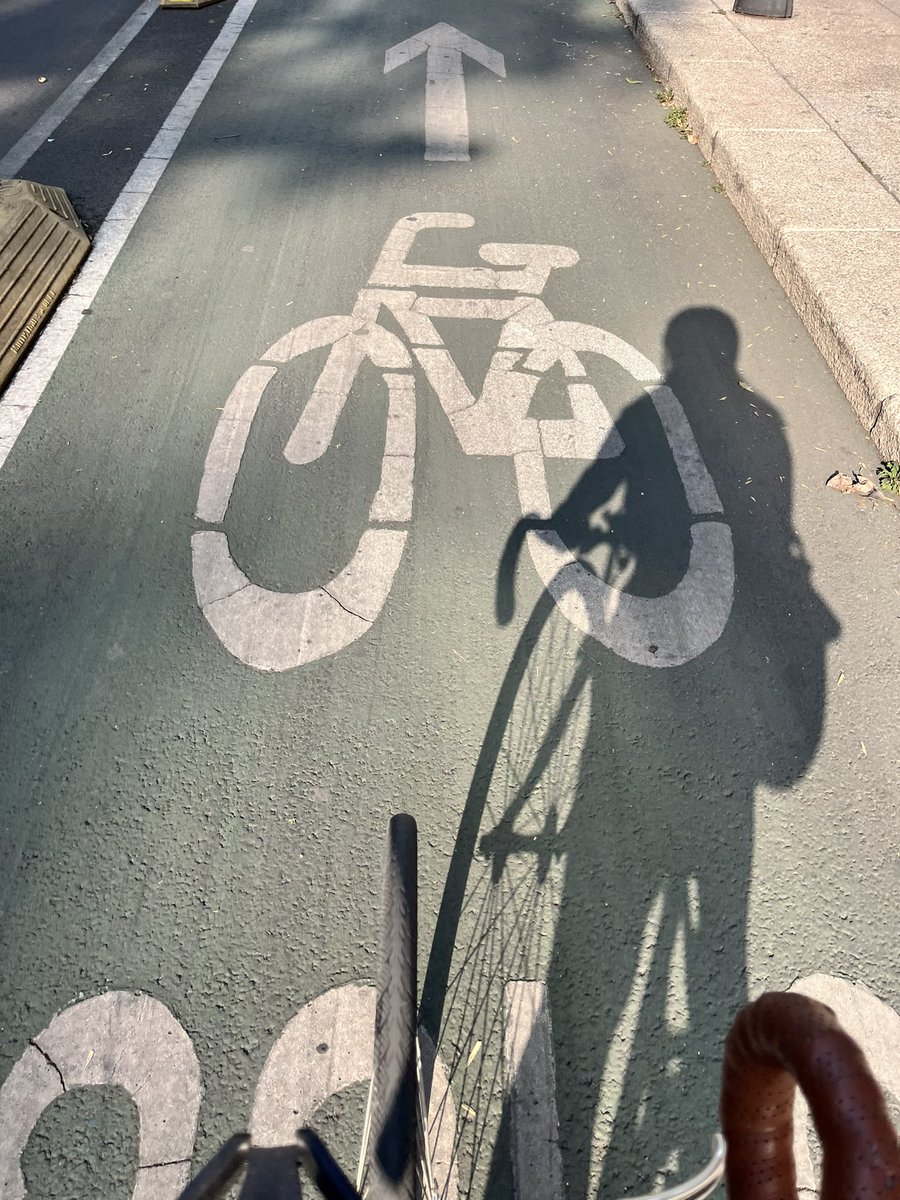 BicireporteraDF's tweet photo. Y recuerden:

Si la bici está dibujada SOLA
el carril es SOLO para BICIS 😋

Cuando está dentro de un 🔺 triángulo, el carril es compartido 😌

#Bicitip https://t.co/cDnO7EQFn1