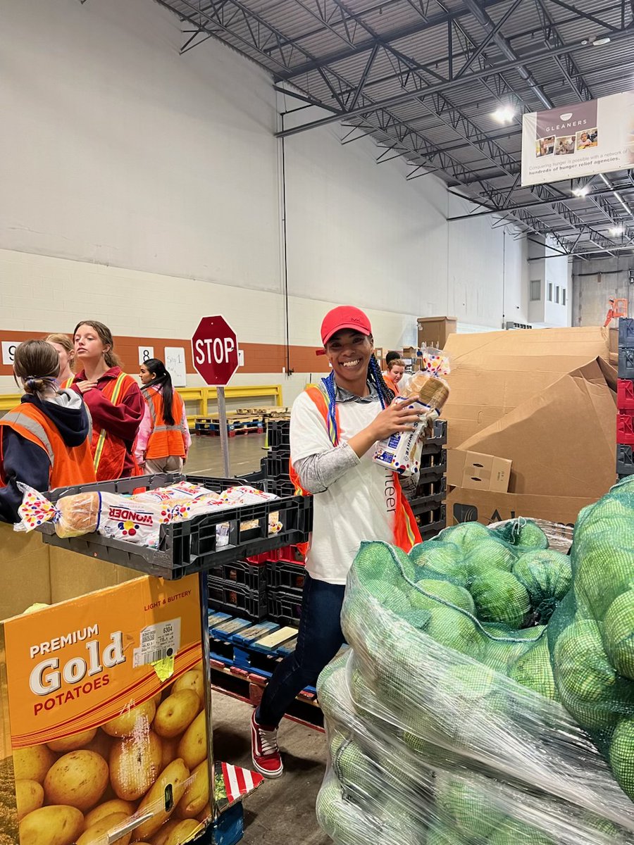 geordan_coleman's tweet photo. Every April is #GlobalServiceMonth and our local #BofAVolunteers continued their volunteer efforts at @GleanersFBIndy, helping to pack food boxes for #Indy families in need. Gleaners is helping lead the fight against hunger in Indiana. @BankofAmerica https://t.co/V0pOgZNsEe