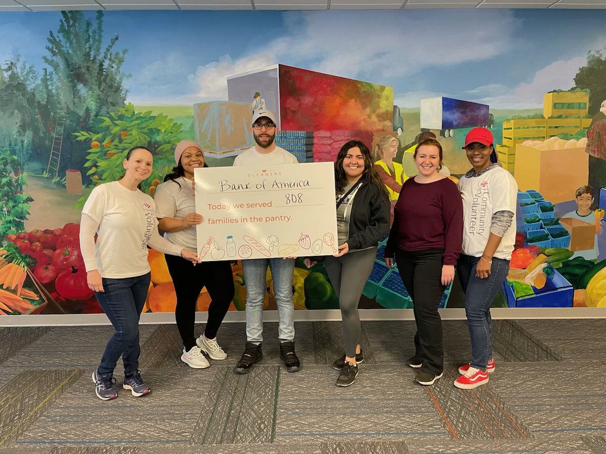 geordan_coleman's tweet photo. Every April is #GlobalServiceMonth and our local #BofAVolunteers continued their volunteer efforts at @GleanersFBIndy, helping to pack food boxes for #Indy families in need. Gleaners is helping lead the fight against hunger in Indiana. @BankofAmerica https://t.co/V0pOgZNsEe