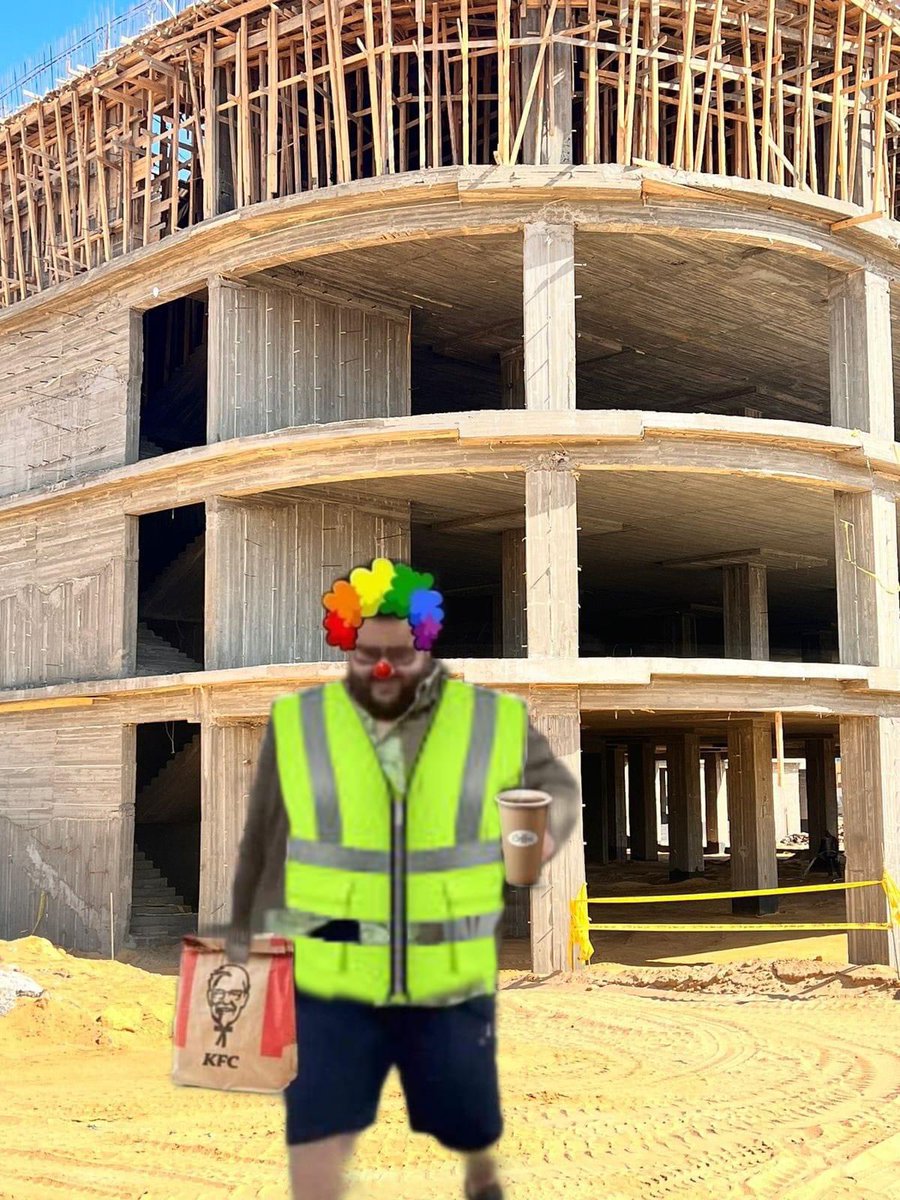 وانا داخل الموقع الصبح وجايب قهوة ب ٥٠ جنيه وفطار ب ٧٠ جنيه عشان خاطر يوم شغل ب ١٠٠ جنيه